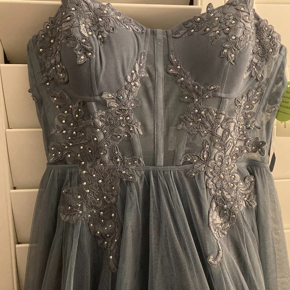 Formal gown - Picture 2 of 4